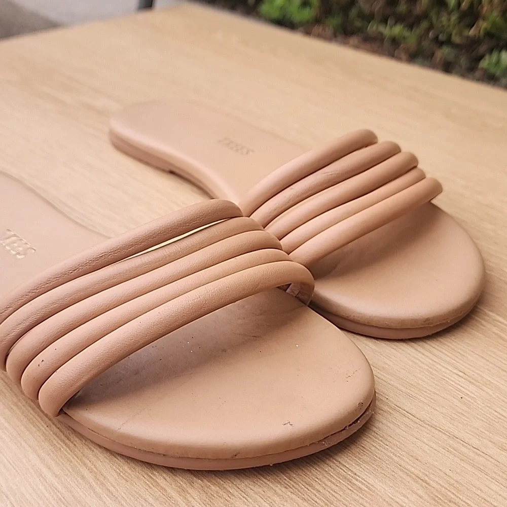 Tkees beige/tan slide Size 7 - Picture 6 of 10